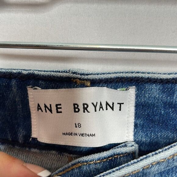 Lane Bryant MIDI Boyfriend Jean Shorts. Size 18. - Picture 3 of 10